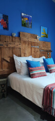 Lit double d'une chambre Riad aux chalets Maramour. chambre hotel chalet maramour