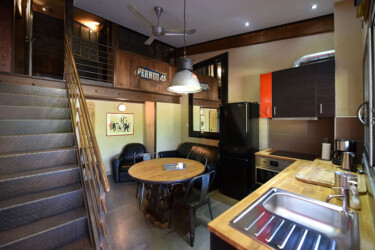 Très bel intérieur plein de charme de notre chalet maramour loft. Présence d'un espace cuisine avec four, cafetière et bouilloire. Ainsi que d'une table de salle à manger et d'un salon chalets maramour loft