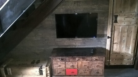 Très bel intérieur plein de charme de notre chalet maramour loft. Présence d'une télévision chalets maramour loft intérieur