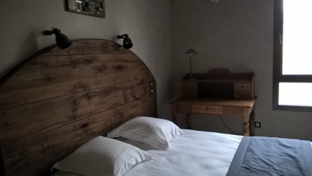 Très belle chambre à coucher mêlant modernité et charme grâce à la présence du bois dans la pièce. chalets maramour loft chalets maramour loft