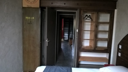 Très bel intérieur plein de charme de notre chalet maramour loft. Chambre à coucher avec un lit et un placard chalets maramour loft