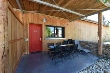 Belle terrasse de notre chalet loft. Celle ci inclus des chaises, une table et des transats. chalet maramour loft