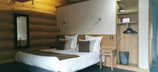 très belle chambre à coucher mélangeant bois et modernité avec une belle literie. hipp chalets maramour chambre hipp chalets maramour chambre