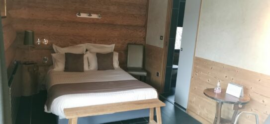 très belle chambre à coucher mélangeant bois et modernité avec une belle literie. hipp chalets maramour chambre hipp chalets maramour chambre
