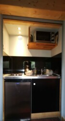 cuisine chalets maramour avec frigo, évier et micro onde cuisine chalets maramour