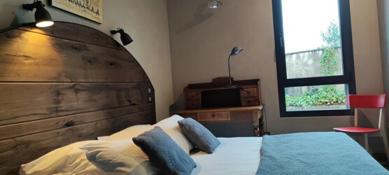 Lumineuse chambre lit double Loft aux chalets Maramour. chambre hotel loft maramour