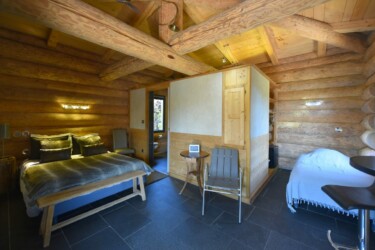 chalet Hutte chambre à coucher avec deux lits. Un deux places et un lit une place. Placard inclus et salle de bain. chalet Hutte chambre