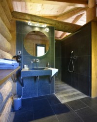 chalet Hutte salle de bain tout équipée et confort avec sèche cheveux à disposition. La salle d'eau possède également une grande douche à l'italienne. chalet Hutte salle de bain