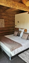 chalet maramour chambre à coucher confortable intérieur bois. Literie de qualité chalet maramour chambre à coucher