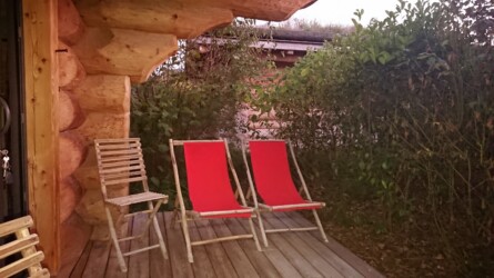 chalet maramour terrasse agréable. Chaises pliantes à disposition afin de profiter pleinement du grand air chalet maramour terrasse