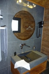 Chalets maramour salle de bain moderne alliant bois et pierre. Sèche cheveux disponible chalets maramour salle de bain