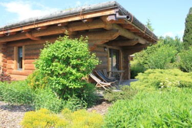 chalet maramour qui se nomme la hutte. Extérieur très végétalisé avec un toit végétal chalet maramour hutte