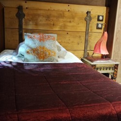 Chambre d'hôtel Riad avec lit double, disponible aux chalets Maramour. Chambre hotel Chalet Maramour Riad